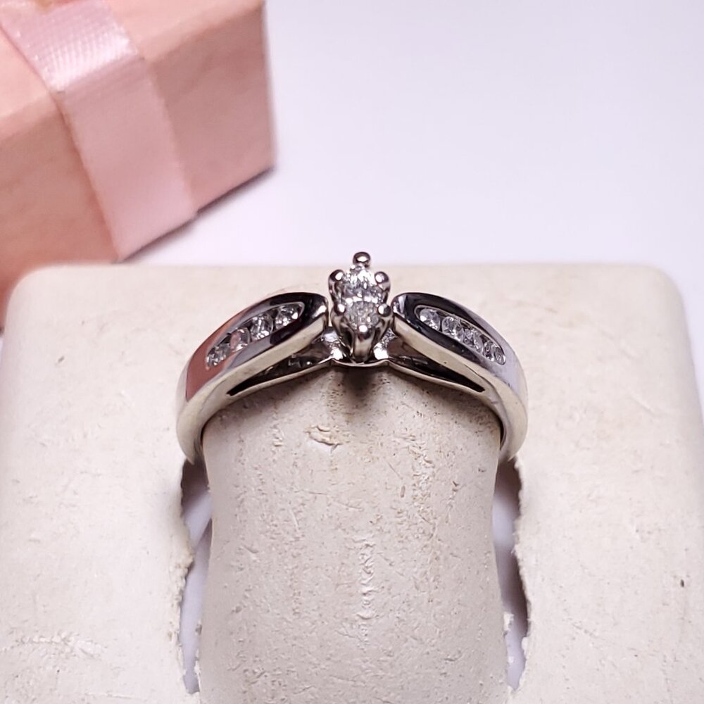 Estate .26ctw Natural Marquis/Rd Diamond Raised sides 10Kt WG Engagement Rg23022